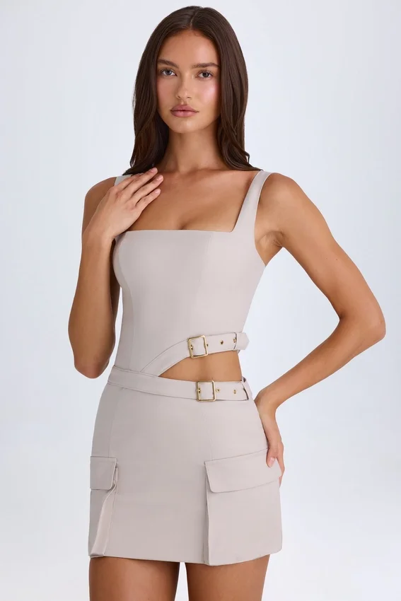 Acadia miniklänning med bälte och utskärningar i taupe Acadia miniklänning med bälte och utskärningar i taupe