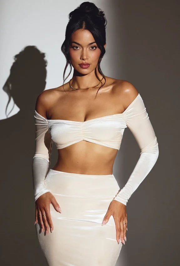Adele Velvet Off-Shoulder Ruched Crop Top i ivory Adele Velvet Off-Shoulder Ruched Crop Top i ivory