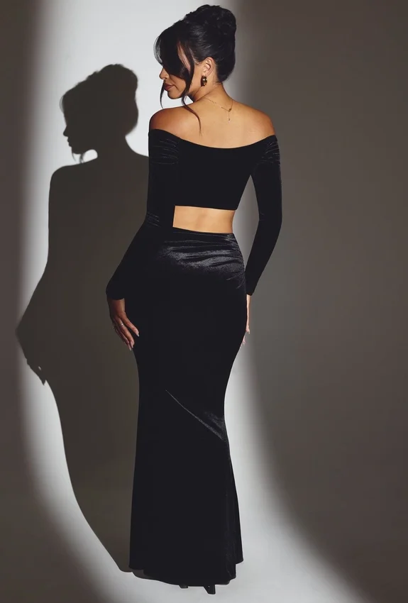 Adele Velvet Off-Shoulder Ruched Crop Top i Jet Black Adele Velvet Off-Shoulder Ruched Crop Top i Jet Black