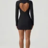 Adelia Cut-Out Heart-Detail Bodycon Miniklänning i svart Adelia Cut-Out Heart-Detail Bodycon Miniklänning i svart