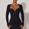 Adelia Cut-Out Heart-Detail Bodycon Miniklänning i svart Adelia Cut-Out Heart-Detail Bodycon Miniklänning i svart