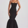 Adelpha Tulle Hem Fishtail Gown i svart Adelpha Tulle Hem Fishtail Gown i svart