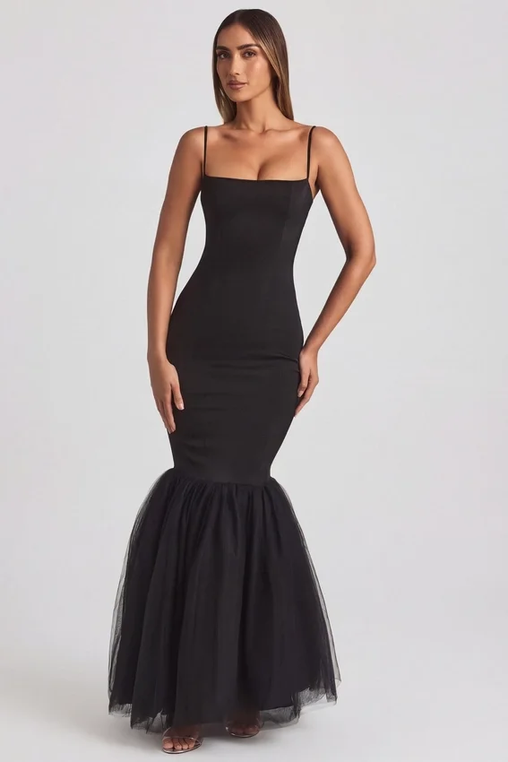 Adelpha Tulle Hem Fishtail Gown i svart Adelpha Tulle Hem Fishtail Gown i svart