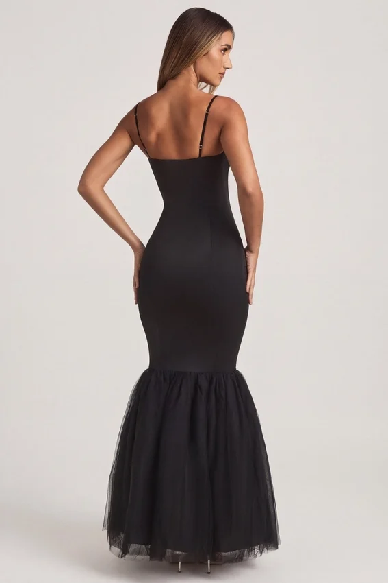 Adelpha Tulle Hem Fishtail Gown i svart Adelpha Tulle Hem Fishtail Gown i svart