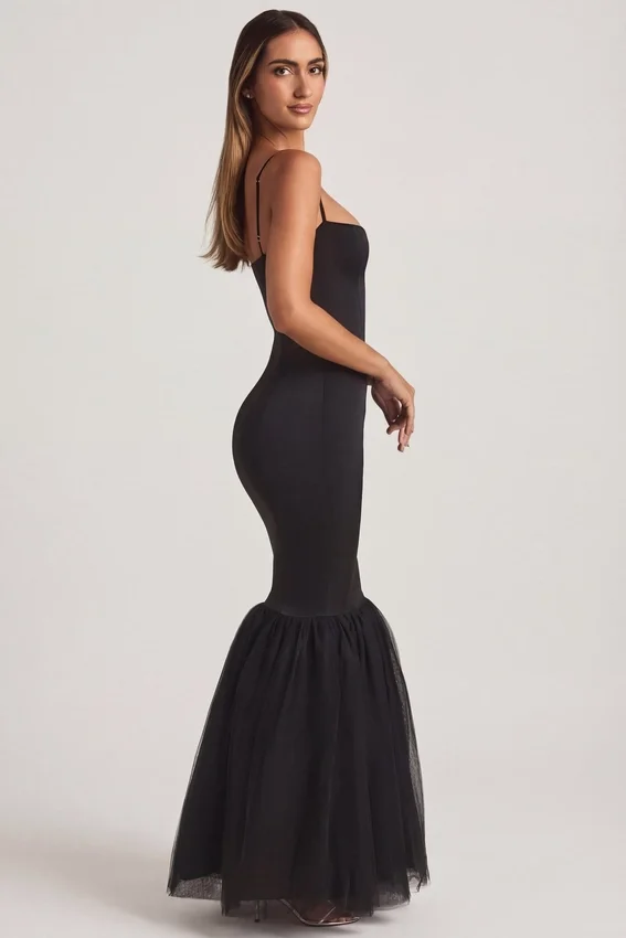 Adelpha Tulle Hem Fishtail Gown i svart Adelpha Tulle Hem Fishtail Gown i svart
