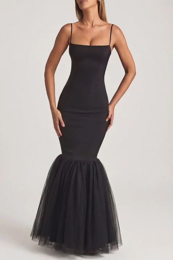 Adelpha Tulle Hem Fishtail Gown i svart Adelpha Tulle Hem Fishtail Gown i svart