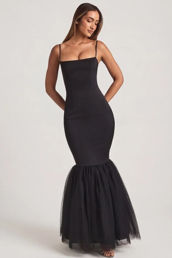 Adelpha Tulle Hem Fishtail Gown i svart Adelpha Tulle Hem Fishtail Gown i svart