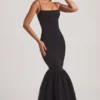 Adelpha Tulle Hem Fishtail Gown i svart Adelpha Tulle Hem Fishtail Gown i svart