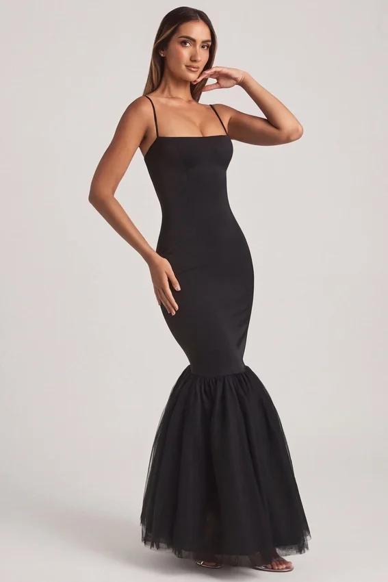 Adelpha Tulle Hem Fishtail Gown i svart Adelpha Tulle Hem Fishtail Gown i svart