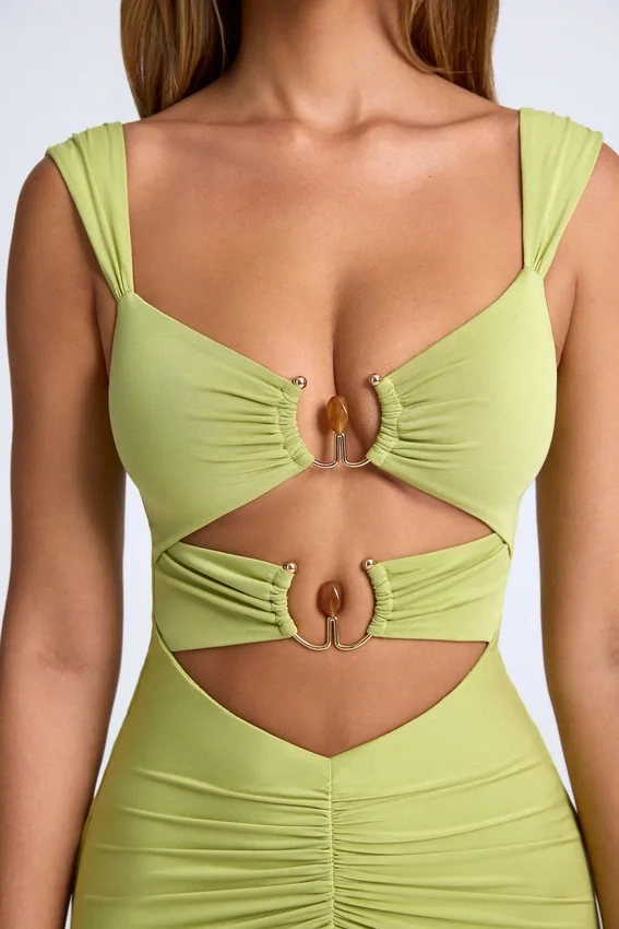 Aelia Modal Ruched Hardware Detail Cut-Out Midaxi-klänning i olivgrönt Aelia Modal Ruched Hardware Detail Cut-Out Midaxi-klänning i olivgrönt