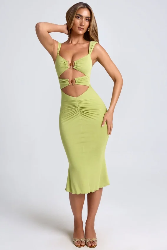 Aelia Modal Ruched Hardware Detail Cut-Out Midaxi-klänning i olivgrönt Aelia Modal Ruched Hardware Detail Cut-Out Midaxi-klänning i olivgrönt