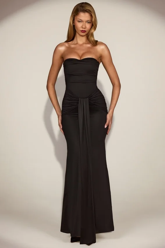 Aisra Satin Peekaboo Bandeau Draped Gown i svart Aisra Satin Peekaboo Bandeau Draped Gown i svart