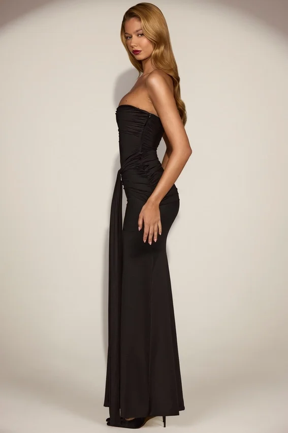 Aisra Satin Peekaboo Bandeau Draped Gown i svart Aisra Satin Peekaboo Bandeau Draped Gown i svart