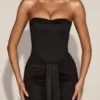 Aisra Satin Peekaboo Bandeau Draped Gown i svart Aisra Satin Peekaboo Bandeau Draped Gown i svart