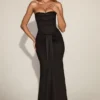 Aisra Satin Peekaboo Bandeau Draped Gown i svart Aisra Satin Peekaboo Bandeau Draped Gown i svart