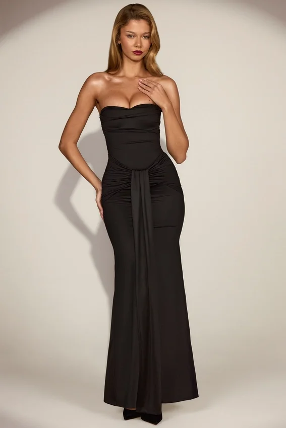 Aisra Satin Peekaboo Bandeau Draped Gown i svart Aisra Satin Peekaboo Bandeau Draped Gown i svart