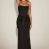 Aisra Satin Peekaboo Bandeau Draped Gown i svart Aisra Satin Peekaboo Bandeau Draped Gown i svart