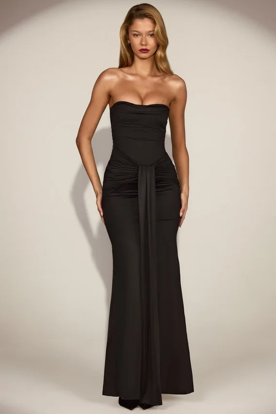Aisra Satin Peekaboo Bandeau Draped Gown i svart Aisra Satin Peekaboo Bandeau Draped Gown i svart