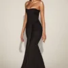 Aisra Satin Peekaboo Bandeau Draped Gown i svart Aisra Satin Peekaboo Bandeau Draped Gown i svart