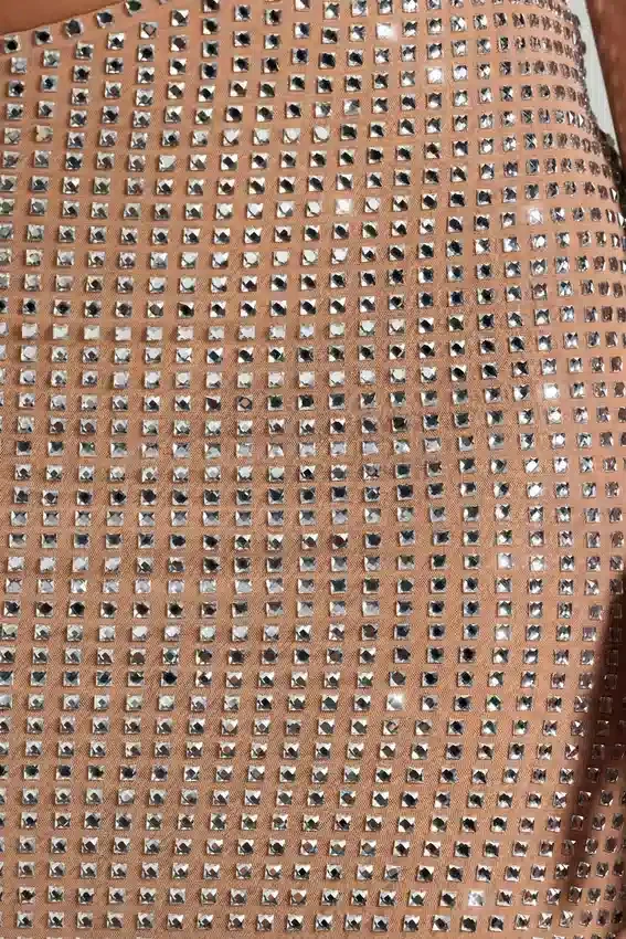 Alamea utsmyckad bandeau-maxiklänning med utskärningar i färgen Honey Alamea utsmyckad bandeau-maxiklänning med utskärningar i färgen Honey
