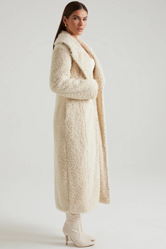 Alaska lång shearlingkapp i kräm Alaska lång shearlingkapp i kräm