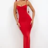 Aldona Slinky Jersey Rose Detail Evening Gown i scharlakansrött Aldona Slinky Jersey Rose Detail Evening Gown i scharlakansrött