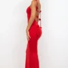 Aldona Slinky Jersey Rose Detail Evening Gown i scharlakansrött Aldona Slinky Jersey Rose Detail Evening Gown i scharlakansrött