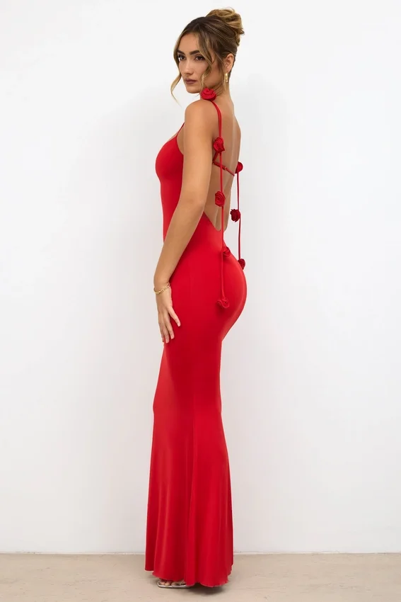 Aldona Slinky Jersey Rose Detail Evening Gown i scharlakansrött Aldona Slinky Jersey Rose Detail Evening Gown i scharlakansrött