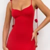 Aldona Slinky Jersey Rose Detail Evening Gown i scharlakansrött Aldona Slinky Jersey Rose Detail Evening Gown i scharlakansrött