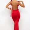 Aldona Slinky Jersey Rose Detail Evening Gown i scharlakansrött Aldona Slinky Jersey Rose Detail Evening Gown i scharlakansrött