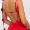 Aldona Slinky Jersey Rose Detail Evening Gown i scharlakansrött Aldona Slinky Jersey Rose Detail Evening Gown i scharlakansrött