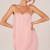 Alessandra bandeau-draperad miniklänning i blushrosa Alessandra bandeau-draperad miniklänning i blushrosa