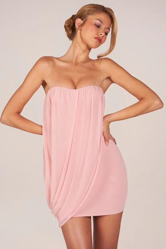 Alessandra bandeau-draperad miniklänning i blushrosa Alessandra bandeau-draperad miniklänning i blushrosa