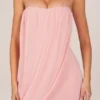 Alessandra bandeau-draperad miniklänning i blushrosa Alessandra bandeau-draperad miniklänning i blushrosa