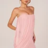 Alessandra bandeau-draperad miniklänning i blushrosa Alessandra bandeau-draperad miniklänning i blushrosa