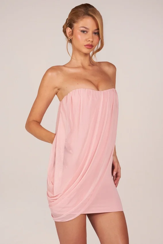 Alessandra bandeau-draperad miniklänning i blushrosa Alessandra bandeau-draperad miniklänning i blushrosa