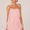 Alessandra bandeau-draperad miniklänning i blushrosa Alessandra bandeau-draperad miniklänning i blushrosa
