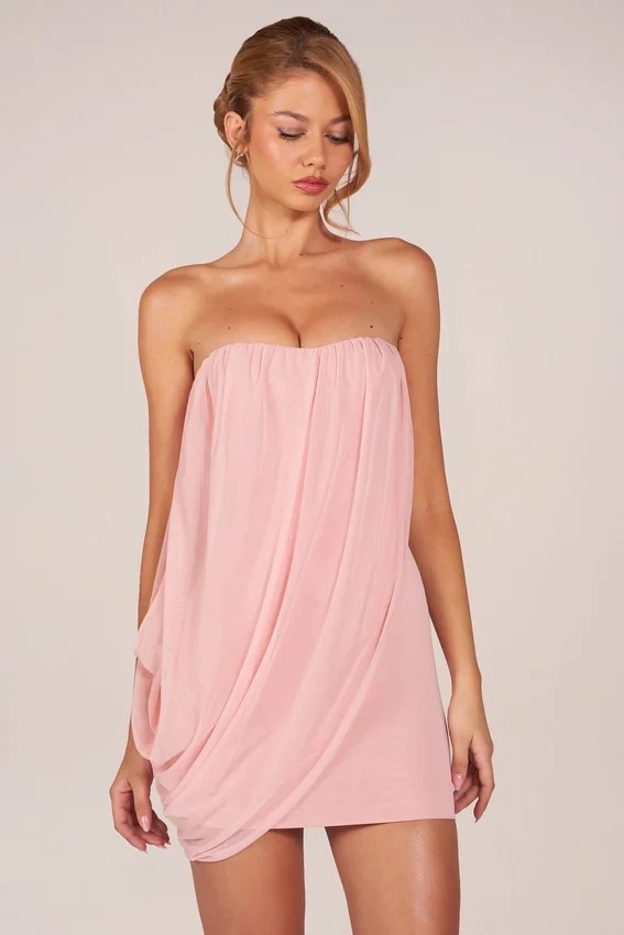Alessandra bandeau-draperad miniklänning i blushrosa Alessandra bandeau-draperad miniklänning i blushrosa