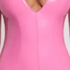 Allani Vinyl Plunge Neck Bodycon Miniklänning i rosa Allani Vinyl Plunge Neck Bodycon Miniklänning i rosa