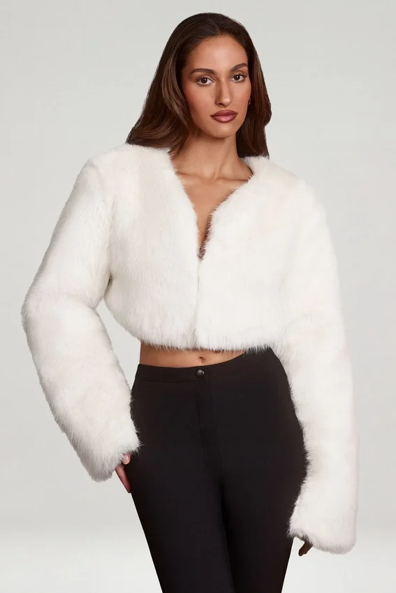 Almerinda kort bolero i fuskpäls, vit Almerinda kort bolero i fuskpäls, vit