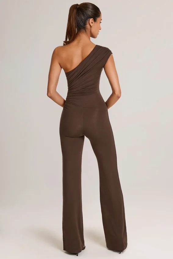 Alouette Modal One-Shoulder Jumpsuit i chokladbrunt Alouette Modal One-Shoulder Jumpsuit i chokladbrunt