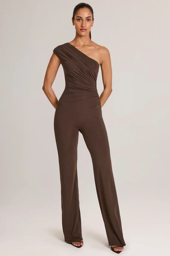 Alouette Modal One-Shoulder Jumpsuit i chokladbrunt Alouette Modal One-Shoulder Jumpsuit i chokladbrunt
