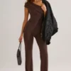 Alouette Modal One-Shoulder Jumpsuit i chokladbrunt Alouette Modal One-Shoulder Jumpsuit i chokladbrunt