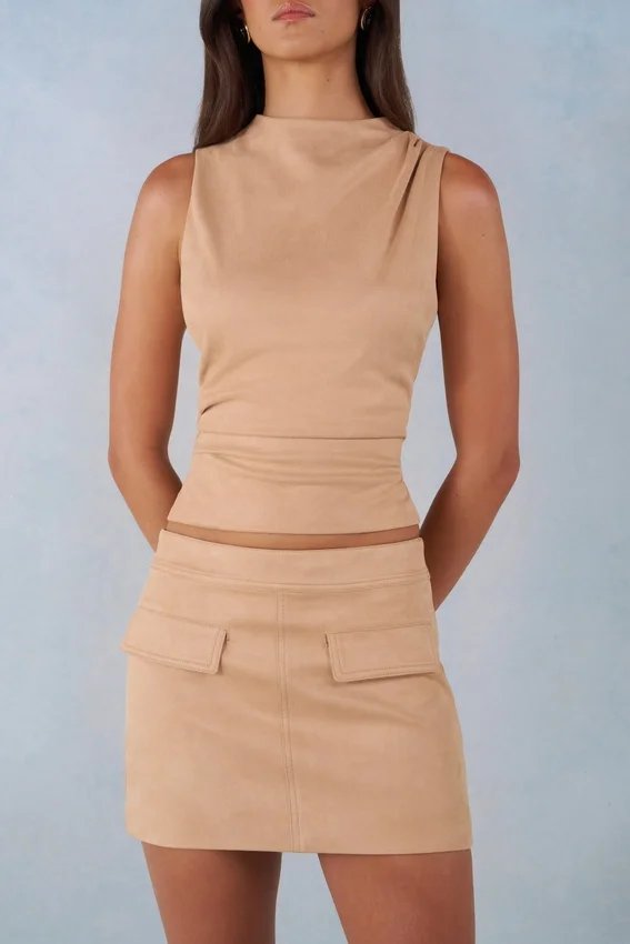 Aurelle topp i imitationsmocka med hög hals i beige Aurelle topp i imitationsmocka med hög hals i beige