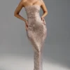 Amaya Embellished Bandeau Maxiklänning i Almond Amaya Embellished Bandeau Maxiklänning i Almond