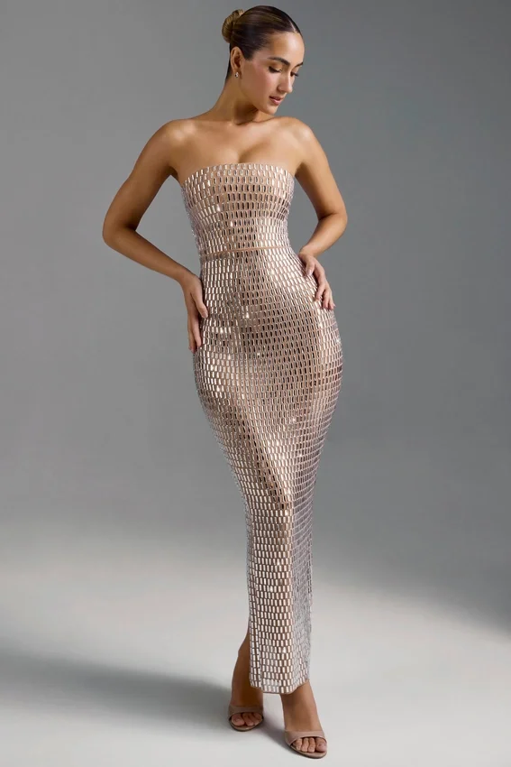 Amaya Embellished Bandeau Maxiklänning i Almond Amaya Embellished Bandeau Maxiklänning i Almond