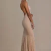 Ameline Premium Embellished Plunge-Neck Open-Back Gown i beige guld Ameline Premium Embellished Plunge-Neck Open-Back Gown i beige guld