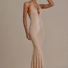 Ameline Premium Embellished Plunge-Neck Open-Back Gown i beige guld Ameline Premium Embellished Plunge-Neck Open-Back Gown i beige guld