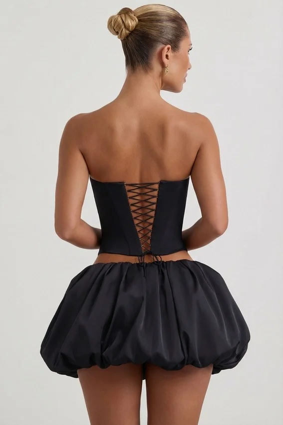 Amora Embellished Heart Cut-Out Strapless Corset Top i svart Amora Embellished Heart Cut-Out Strapless Corset Top i svart