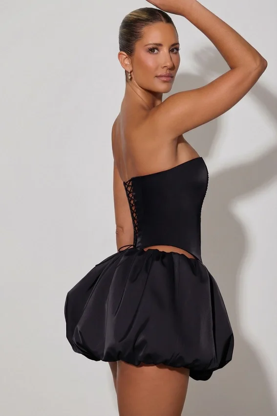 Amora Embellished Heart Cut-Out Strapless Corset Top i svart Amora Embellished Heart Cut-Out Strapless Corset Top i svart